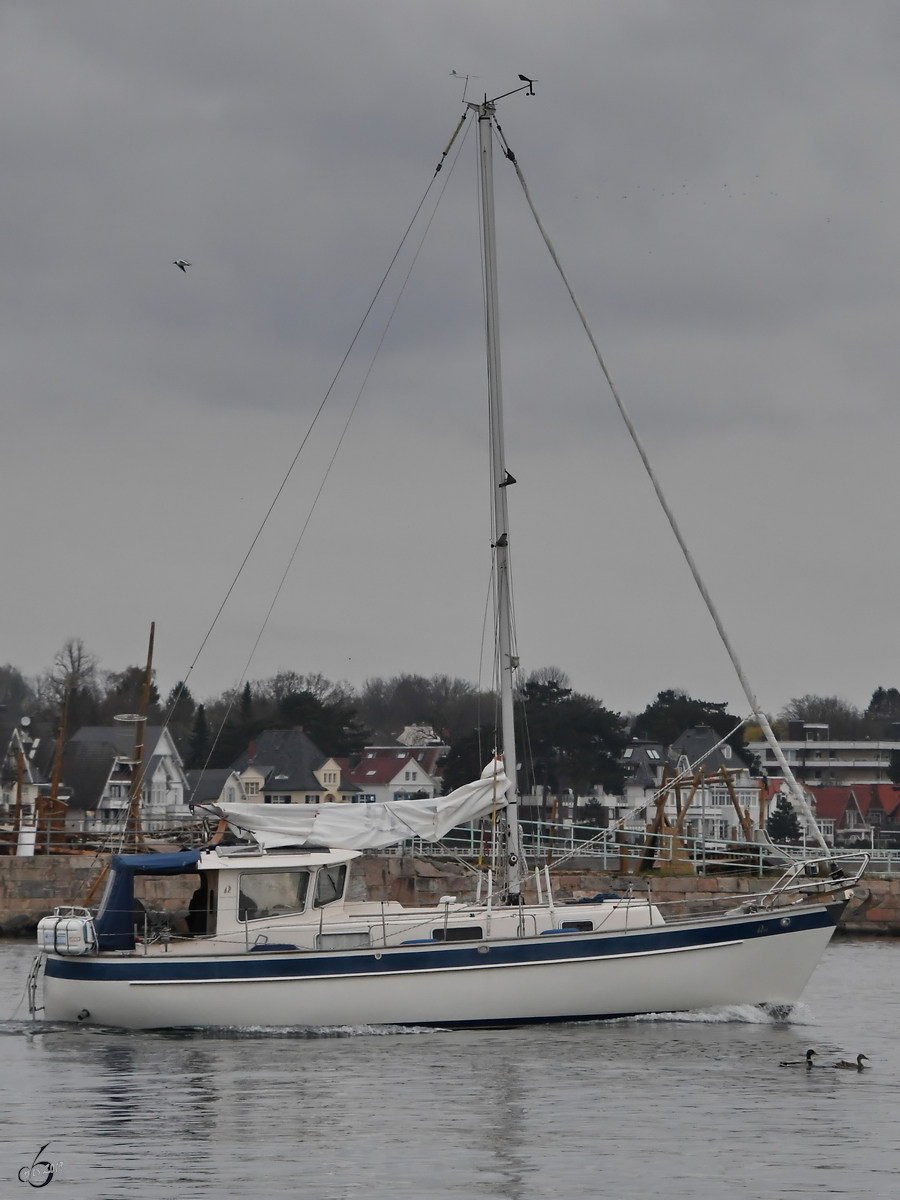 Eine Yacht Anfang April 2019 in Travemünde.