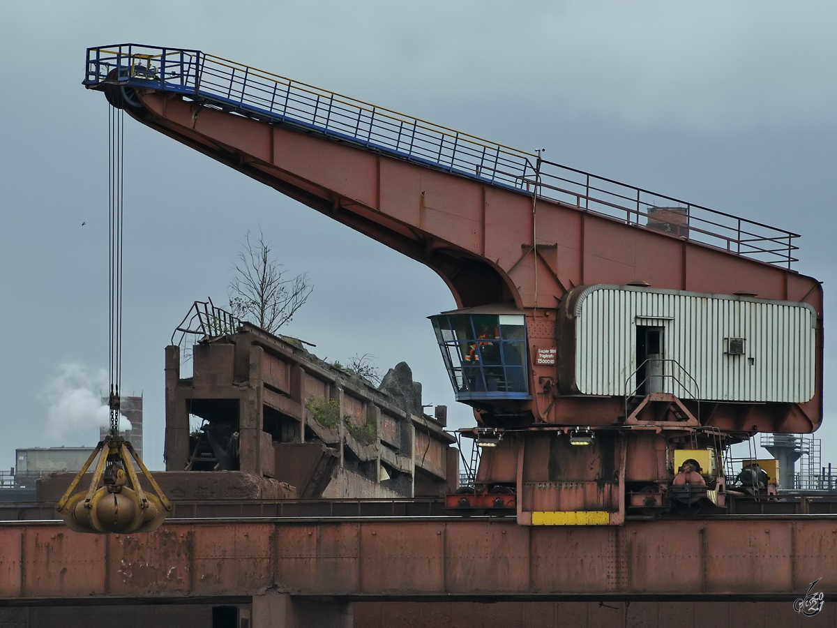 Einen 15 Tonnen-Kohlekran aus dem Jahr 1954 konnte Anfang Mai 2021 am Rheinkai Nord in Duisburg bei der Arbeit beobachten.