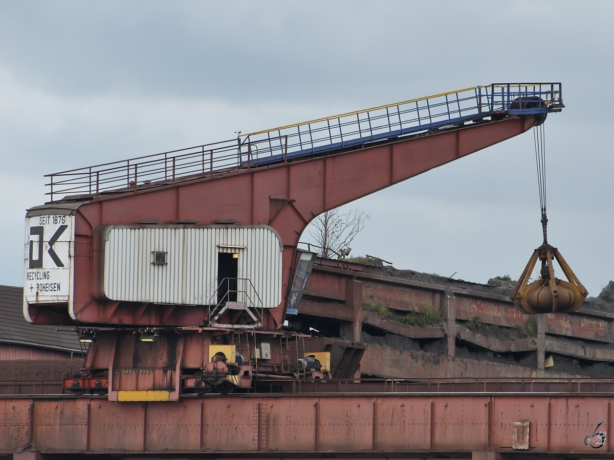 Einen 15 Tonnen-Kohlekran aus dem Jahr 1954 konnte Anfang Mai 2021 am Rheinkai Nord in Duisburg bei der Arbeit beobachten.