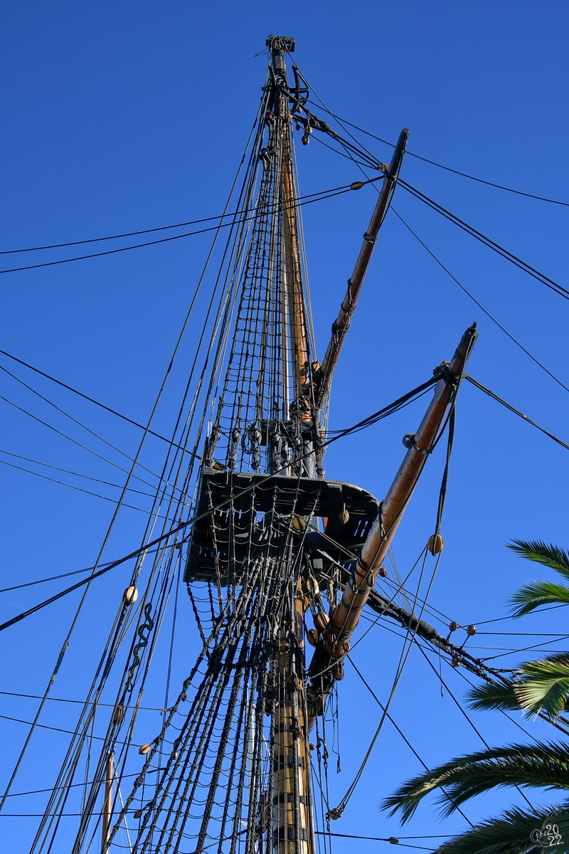 Einer der drei Masten des Segelschiffes GÖTHENBURG (IMO: 8646678), welches im November 2022 im Hafen von Barcelona vor Anker lag.