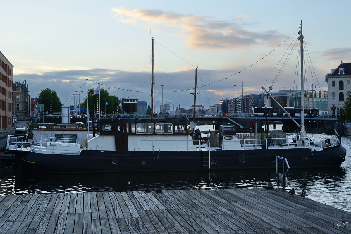 Eines der vielen Hausboote in Amsterdam (September 2013)