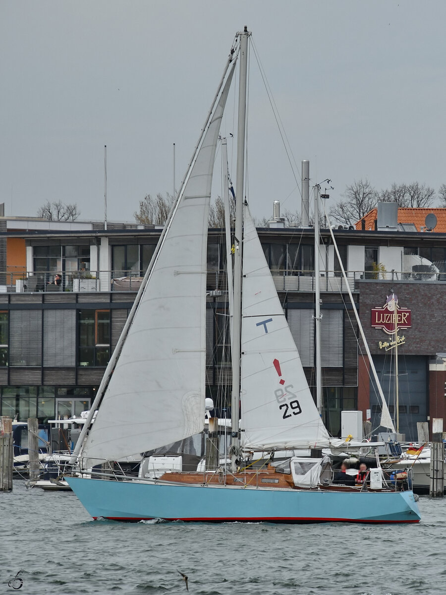 Eines der vielen Segelboote, welche im Mai 2023 in Travemünde zu sehen waren.