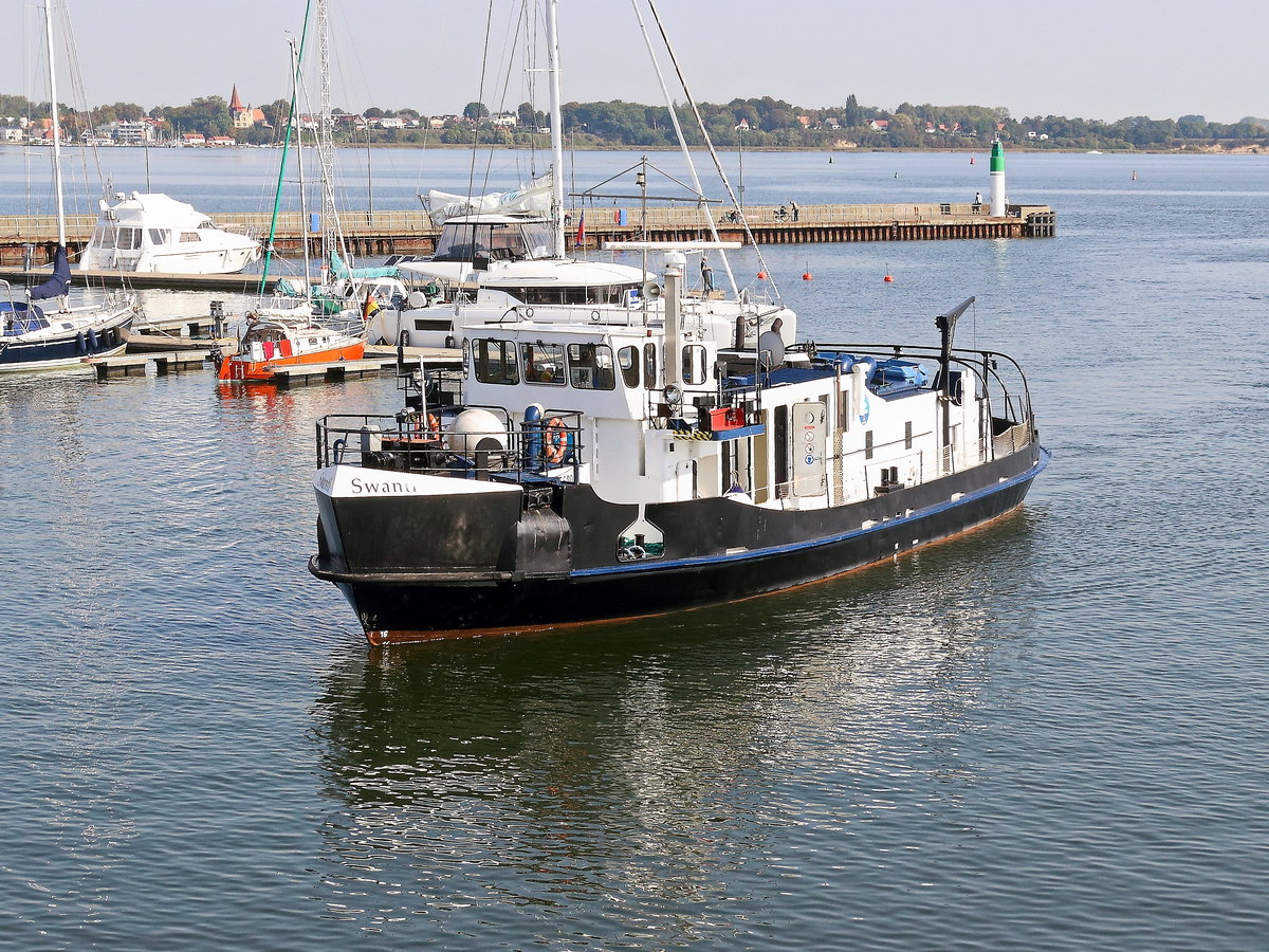 Einfahrt des Eisbrecher und Schlepper SWANTI (05035680) in den Hafen von Stralsund am 22. September 2020.