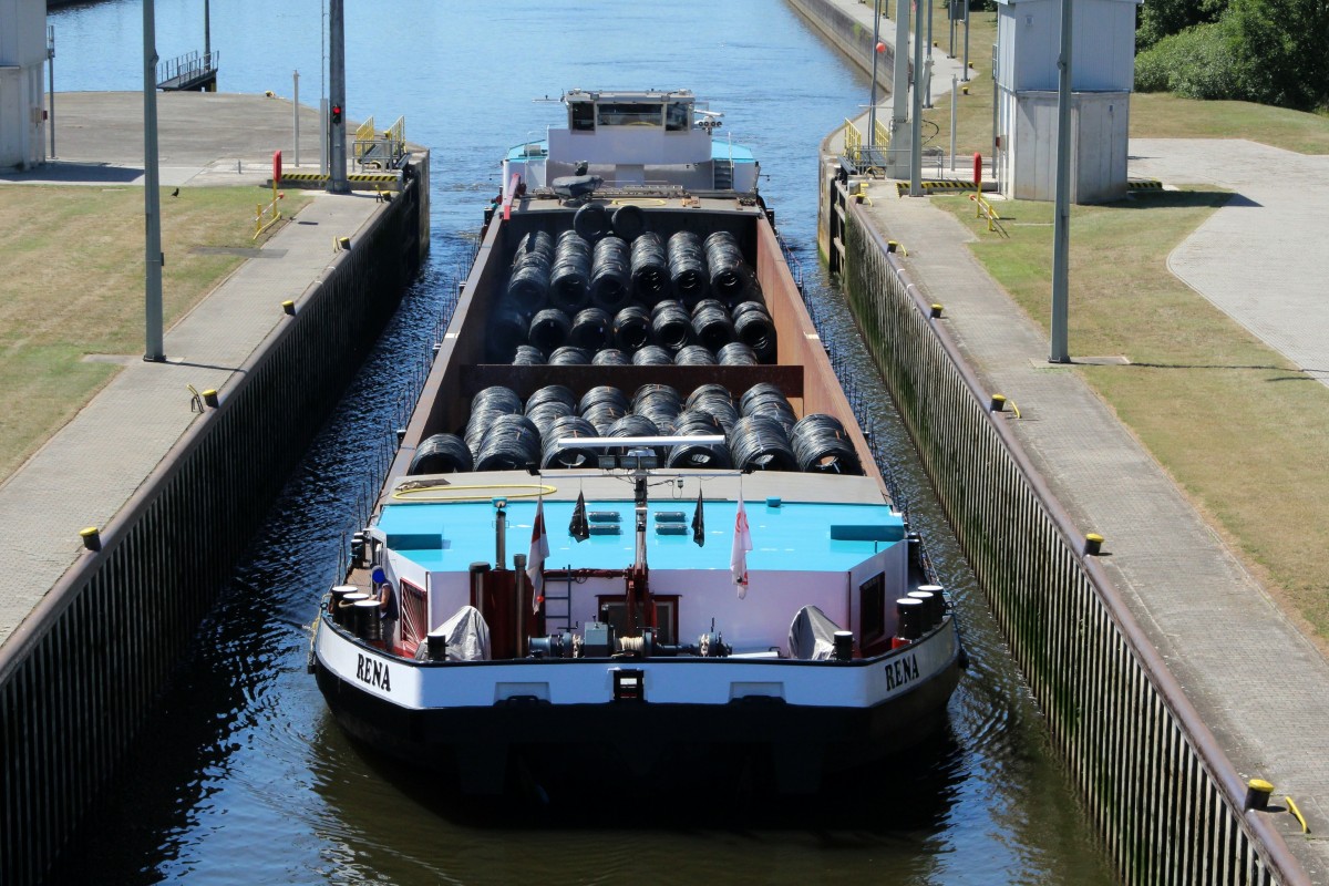 Einfahrt GMS RENA (02322943 , 105 x 11m) am 10.07.2015 in die Nordkammer der Main-Schleuse Kostheim. Das GMS wurde zu Berg geschleust.