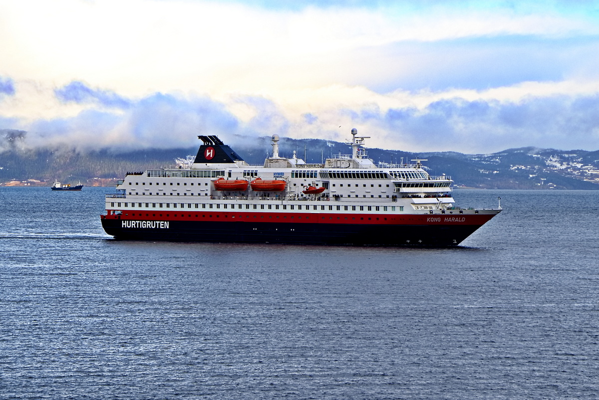Einfahrt Hurtigruten Kong Haraldam am 26.02.2024 in den Hafen von Trondheim.
