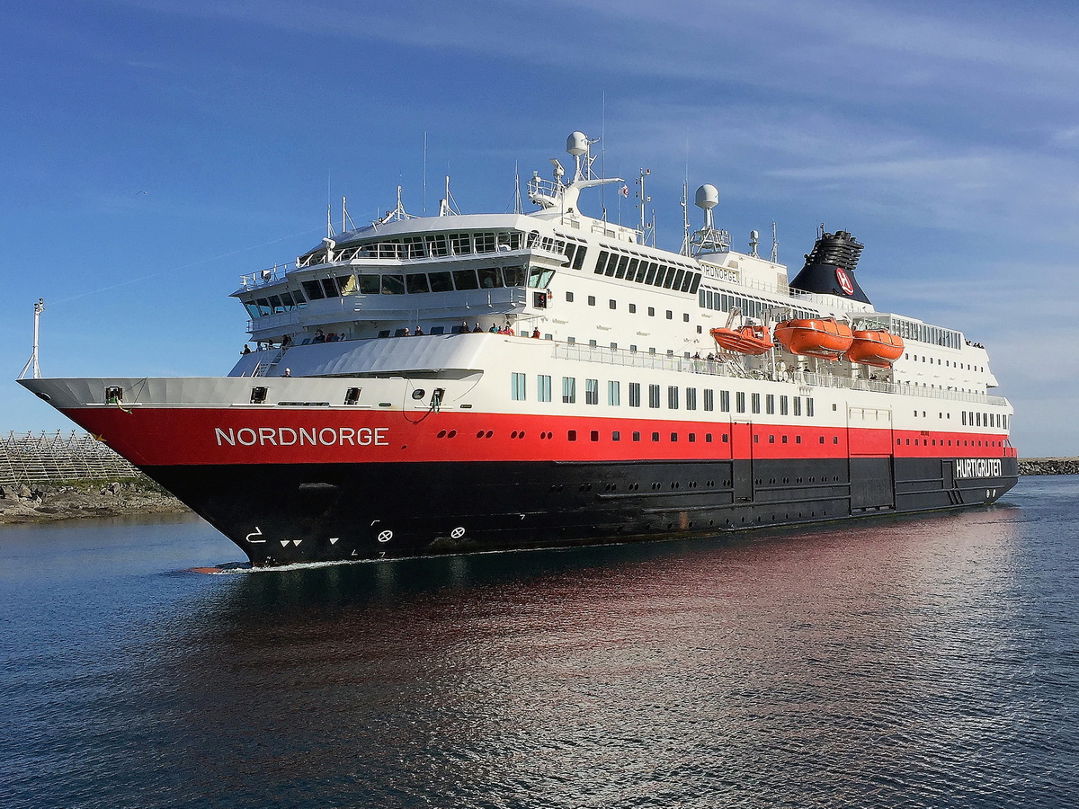 Einfahrt Hurtigruten Schiff  Nordnorge  am Abend des 26. Juni 2016 in Svolvær.