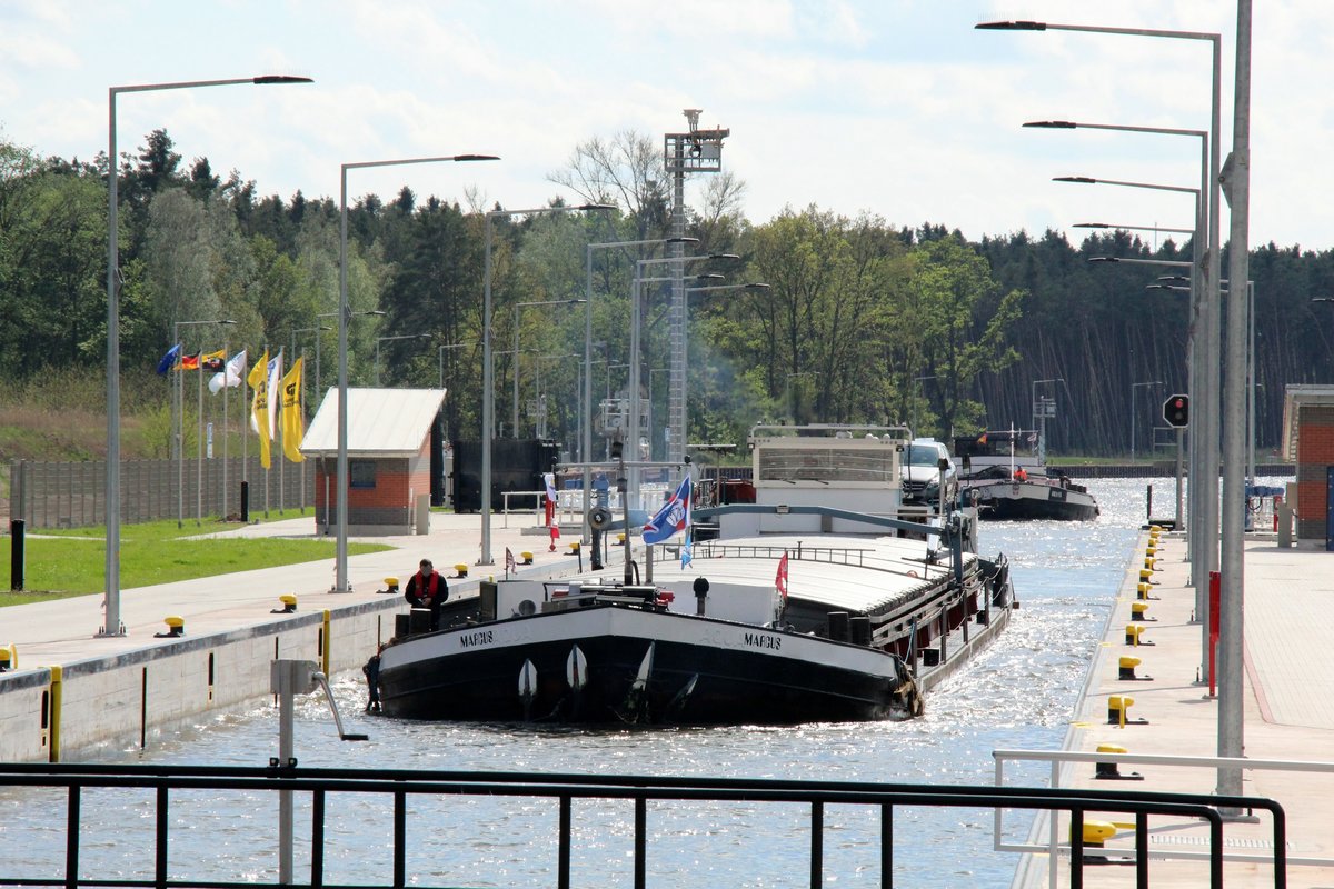 Einfahrt in die neue Schleusenkammer Zerben / Elbe-Havelkanal am 26.04.2018. Die GMS Marcus (04601510 , Bj. 1910) und Orava (02318644) fuhren in Richtung Genthin / Brandenburg/ Havel.