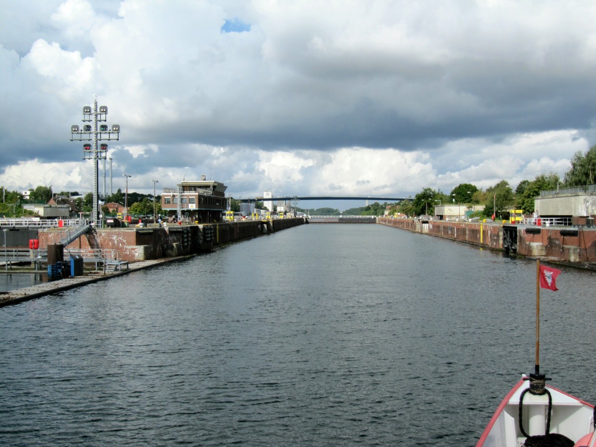 Einfahrt in die Nord-Kammer der  neuen NOK-Schleuse  in Kiel-Holtenau am 15.08.2014.