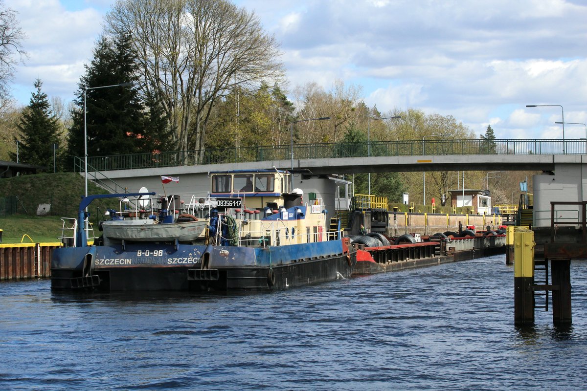 Einfahrt in die Schleuse Schönwalde (Havelkanal) zu Berg am 06.04.2017. SB Bizon B-0-96 schiebt seine beiden mit Stahldraht beladenen Leichter in die Kammer. Der 65m Leichter wurde solo geschleust. Das SB mit dem 32,5m Leichter kam dann im 2.Durchgang dran. 