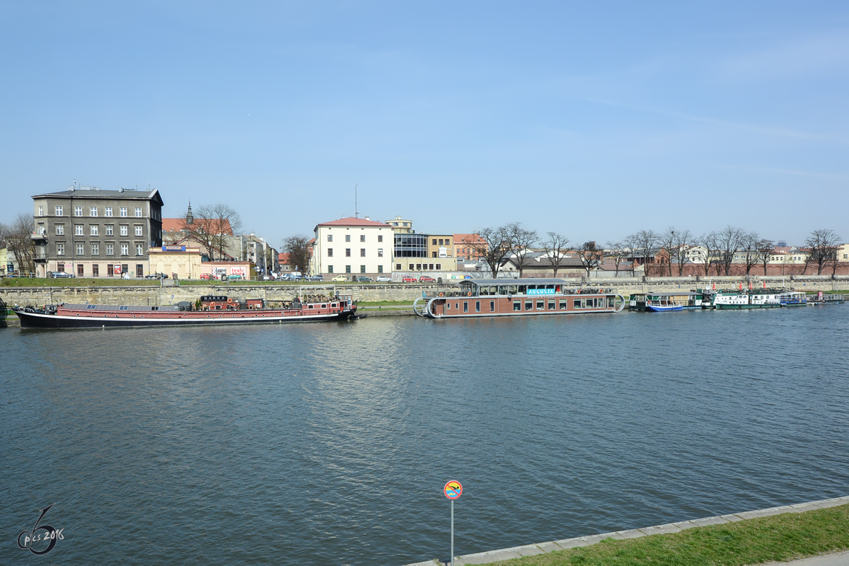 Einige Schiffe (Alrina, Aquaris, Victoria) auf der Weichsel in Krakau (April 2014)