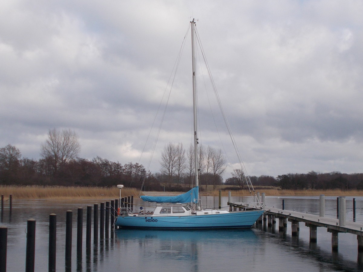 Einmaster  INDIGO  im Hafen von Gustow am 29.Februar 2016.