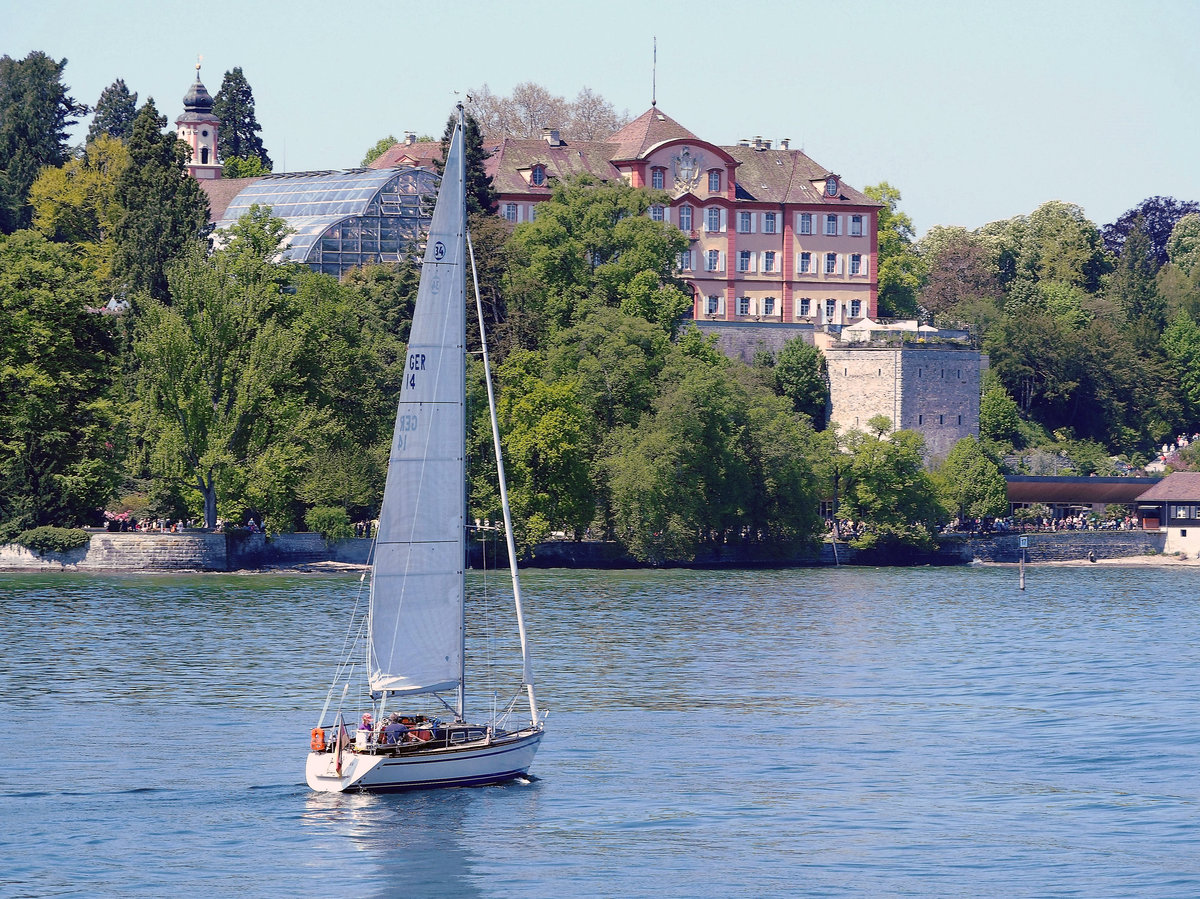 Einmaster vor der Insel Mainau auf Höhe des Deutschordensschlosses und des Palmenhauses (8. Mai 2016)