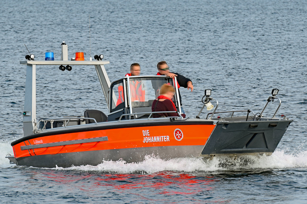 Einsatzboot der Johanniter Unfallhilfe am 16.9.2018 in der Ostsee vor Lübeck-Travemünde