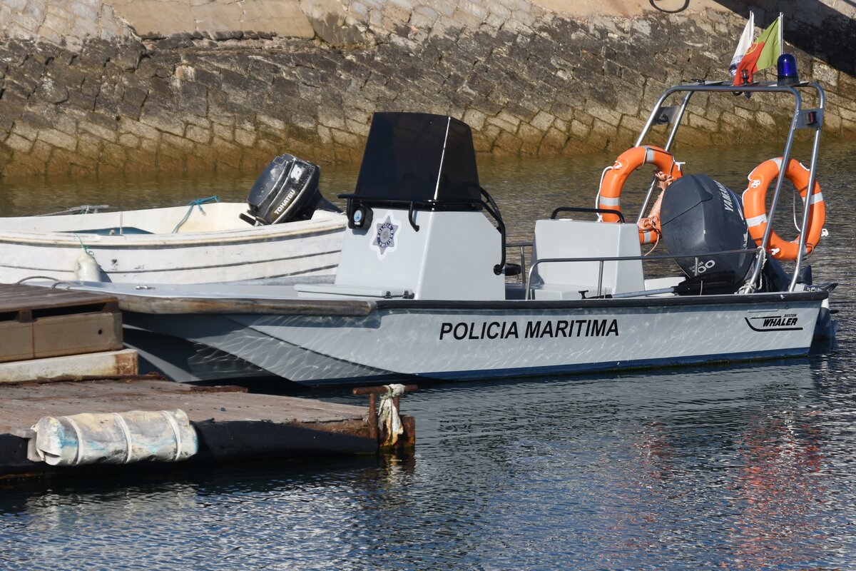 Einsatzboot der Polícia Marítima; diese Polizeiorganisation ist dem portugiesischem Verteidigungsministerium unterstellt / gesehen in Olhão (Distrikt Faro/Portugal), 28.02.2022