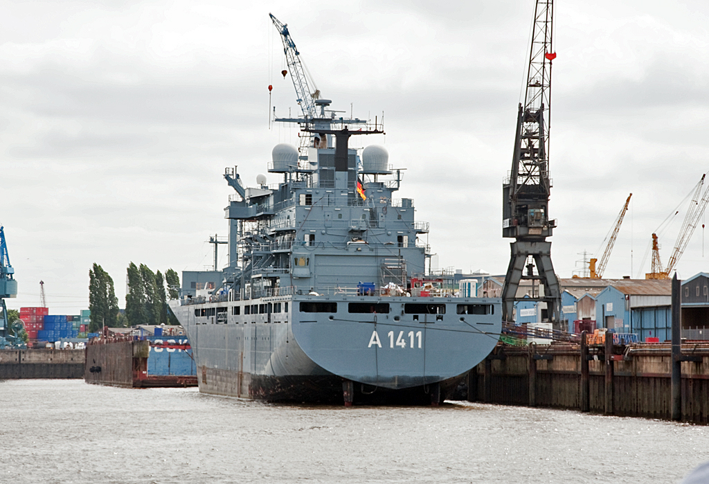 Einsatzgruppenversorger  Berlin  (A 1411) Typ 702 im Hamburger-Hafen 14.07.2013