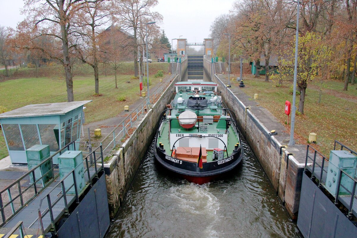 EISBRECHER  EBER  (05027300 , 23,20 x 7,42m) fuhr am 16.11.2021 , vom Elbe-Havel-Kanal kommend , in die  KOPPELSCHLEUSE PAREY ein.