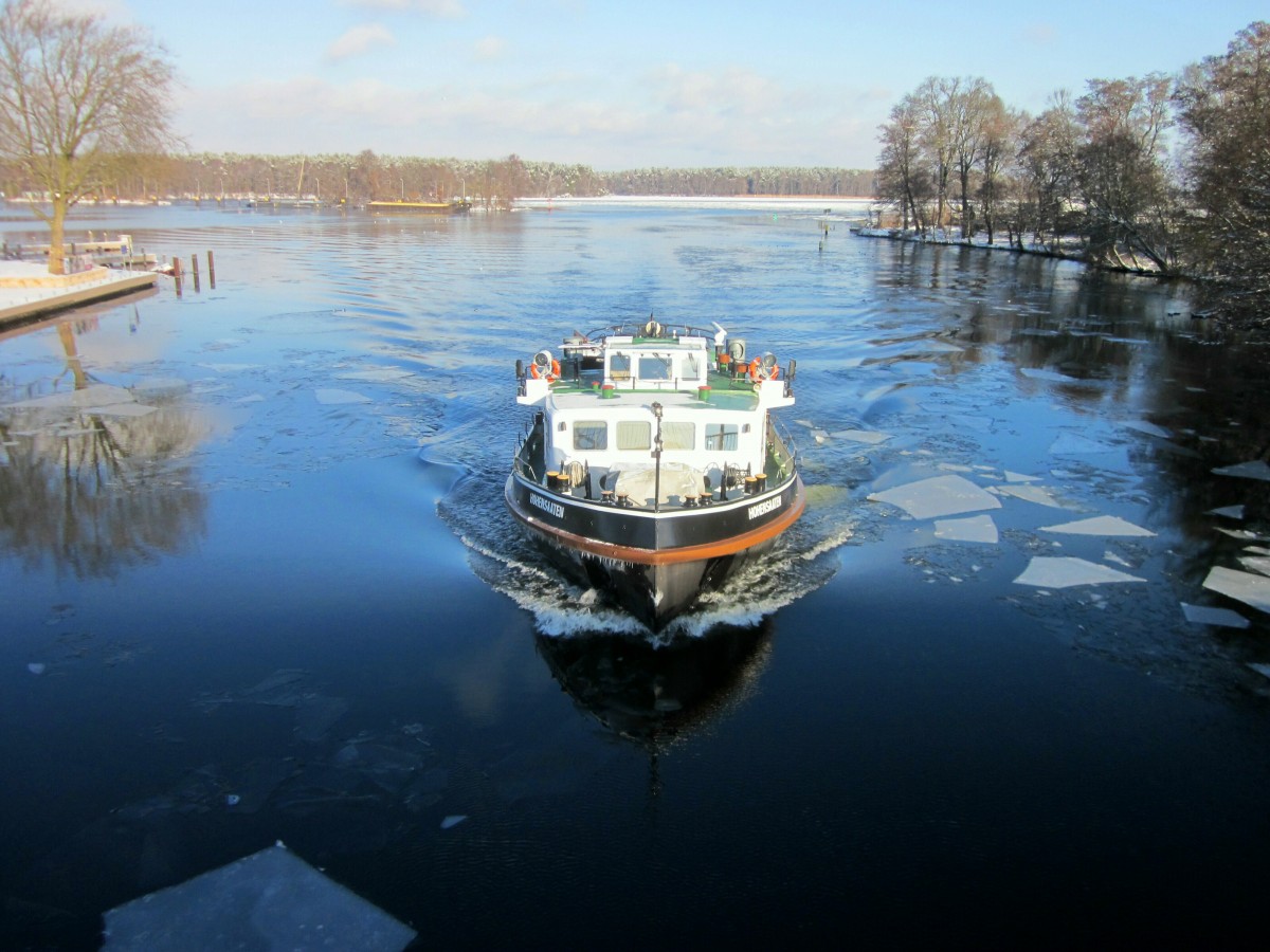 Eisbrecher Hohensaaten (5027270 , 29,24 x 7,28m) am 18.01.2016 auf der Dahme in Berlin-Schmöckwitz zu Berg. Dies ist die Route der Braunkohle-Schuber von Königs-Wusterhausen nach Berlin-Rummelsburg.