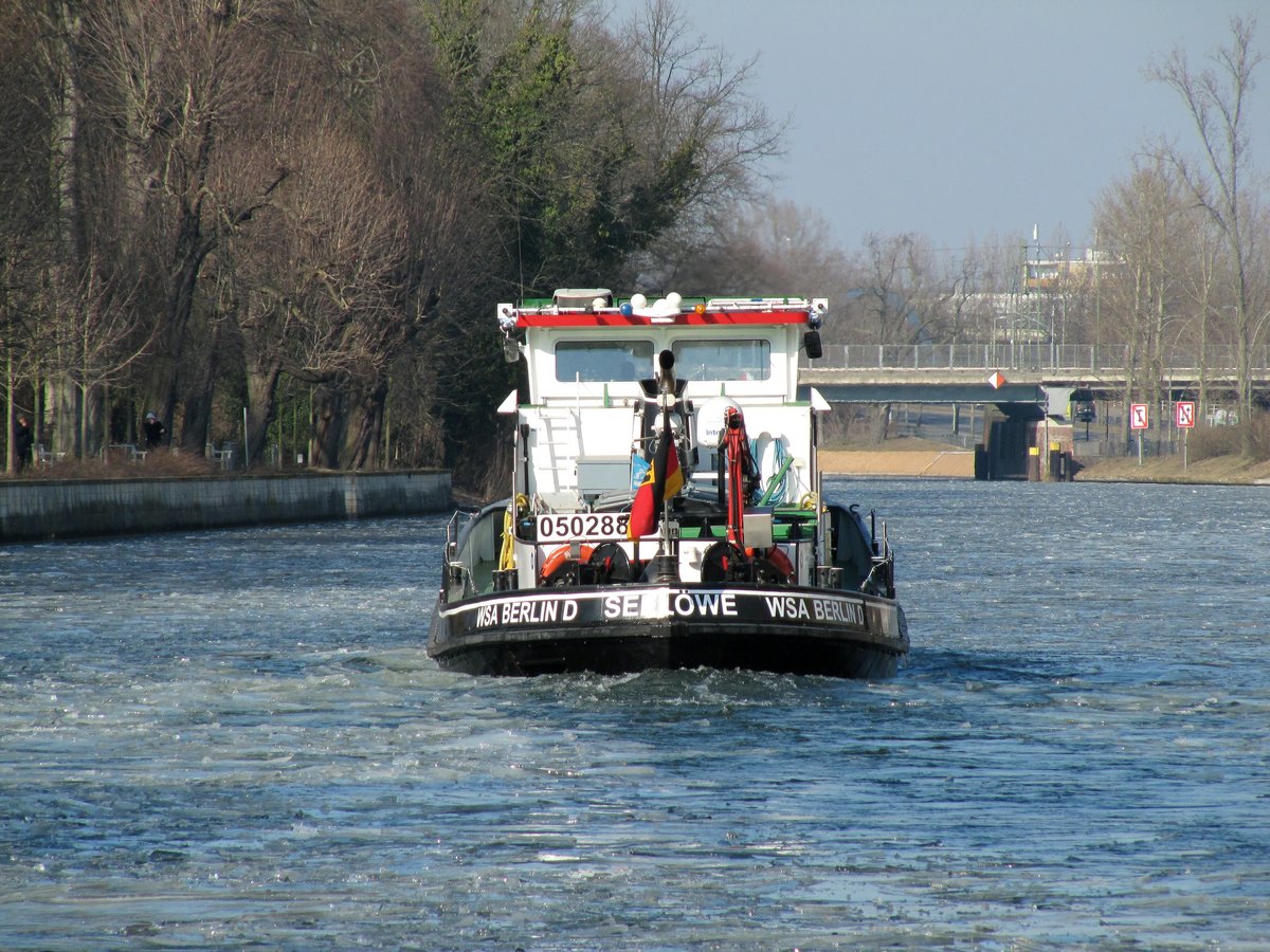 Eisbrecher Seelöwe (05028840 , 22 x 5,10m) am 03.03.2018 auf der Spree in Berlin-Charlottenburg auf Talfahrt Höhe Schloßpark (an Backbord).