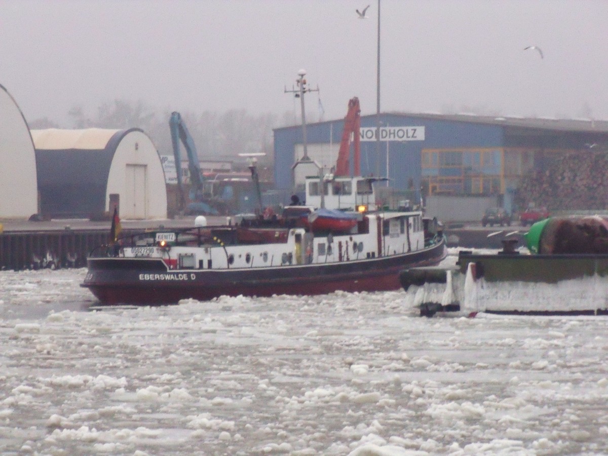 Eisbrecher Kienitz vom WSA Eberswalde kehrt in den Hafen von Bernshof am Stettiner Haff zurück. 20cm dickes Eis und Nebel sorgen für schwierige Bedingungen der Schifffahrt. Foto 12.01.2016 