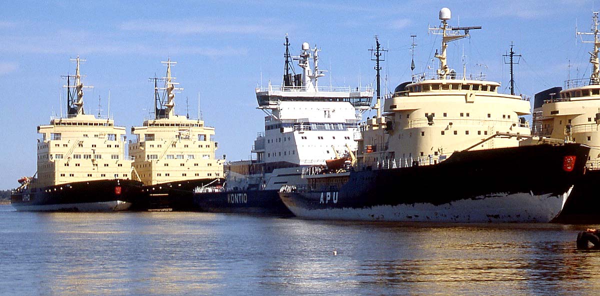 Eisbrecherparade im Hafen von Helsinki (Mai 1988): Hinter der älteren APU sind die 1987 gebaute und 99 m lange KONTIO (15.000 kW, 18,5 kn) sowie die 1975 in Dienst gestellte URHO (104,6 m, 16.181 kW, 19 kn) zu sehen, neben ihr wahrscheinlich das Schwesterschiff SISU