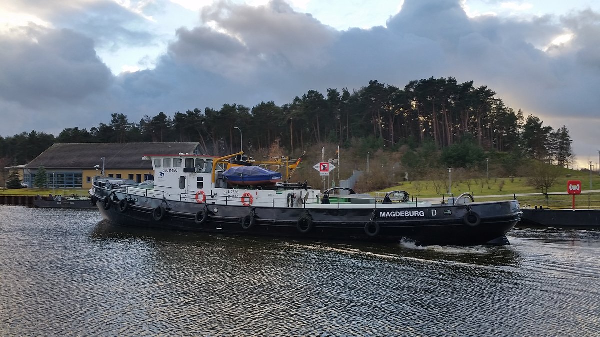 Eisbrecher STIER vom WSA Lauenburg hat sein Revier geweckselt und fährt jetzt für das WSA Magdeburg.Allen Eisbrecherfans schöne Weihnachten und einen guten Rutsch ins Jahr 2018.Foto 11.2017