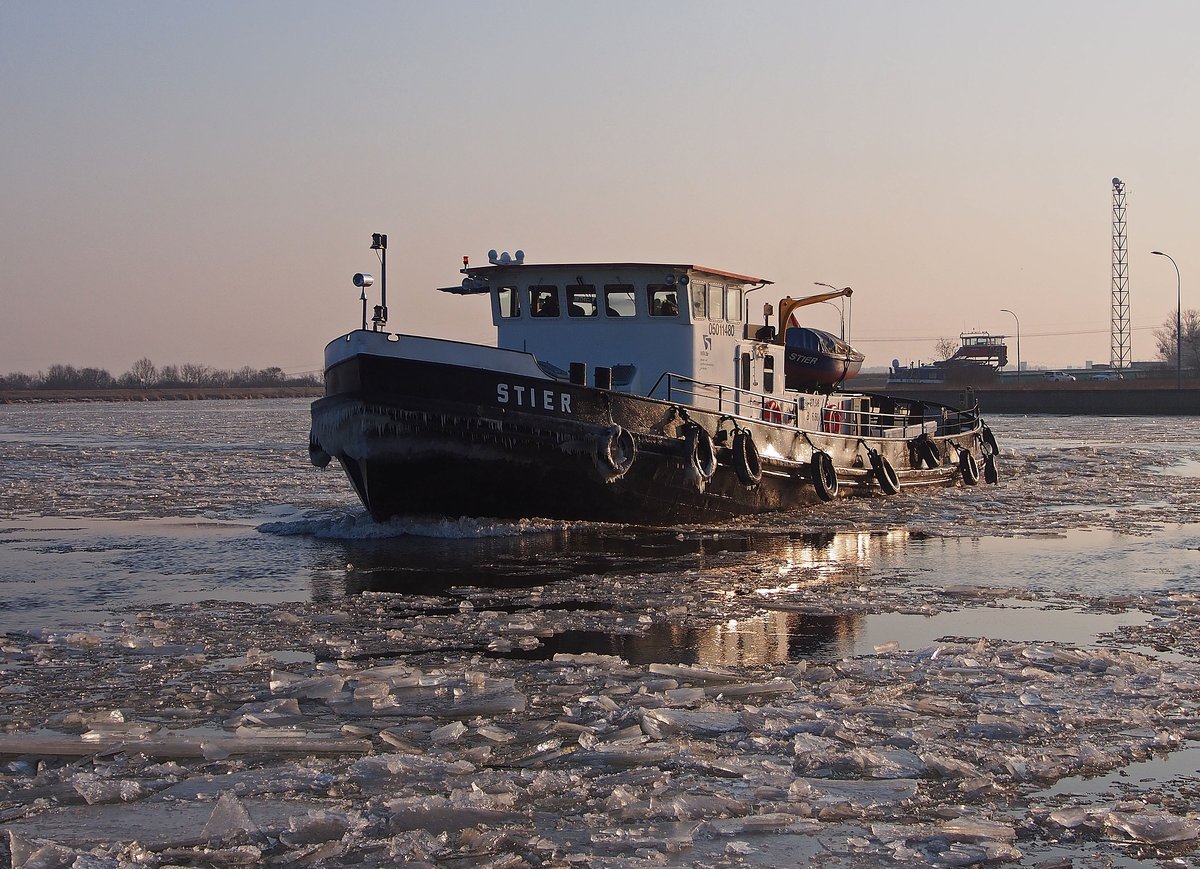 Eisbrecher STIER vom WSA Magdeburg beim Eisaufbruch im oberen Vorhafen der Schleuse Rothensee.Foto 2.3.2018 vom Eisbrecherarchiv Mineif.