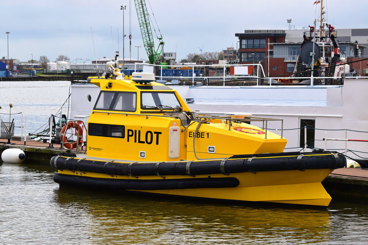ELBE 1 , Lotsenboot , MMSI 211237620 , 9 x 4 m , Hafen in Cuxhaven , 08.11.2021