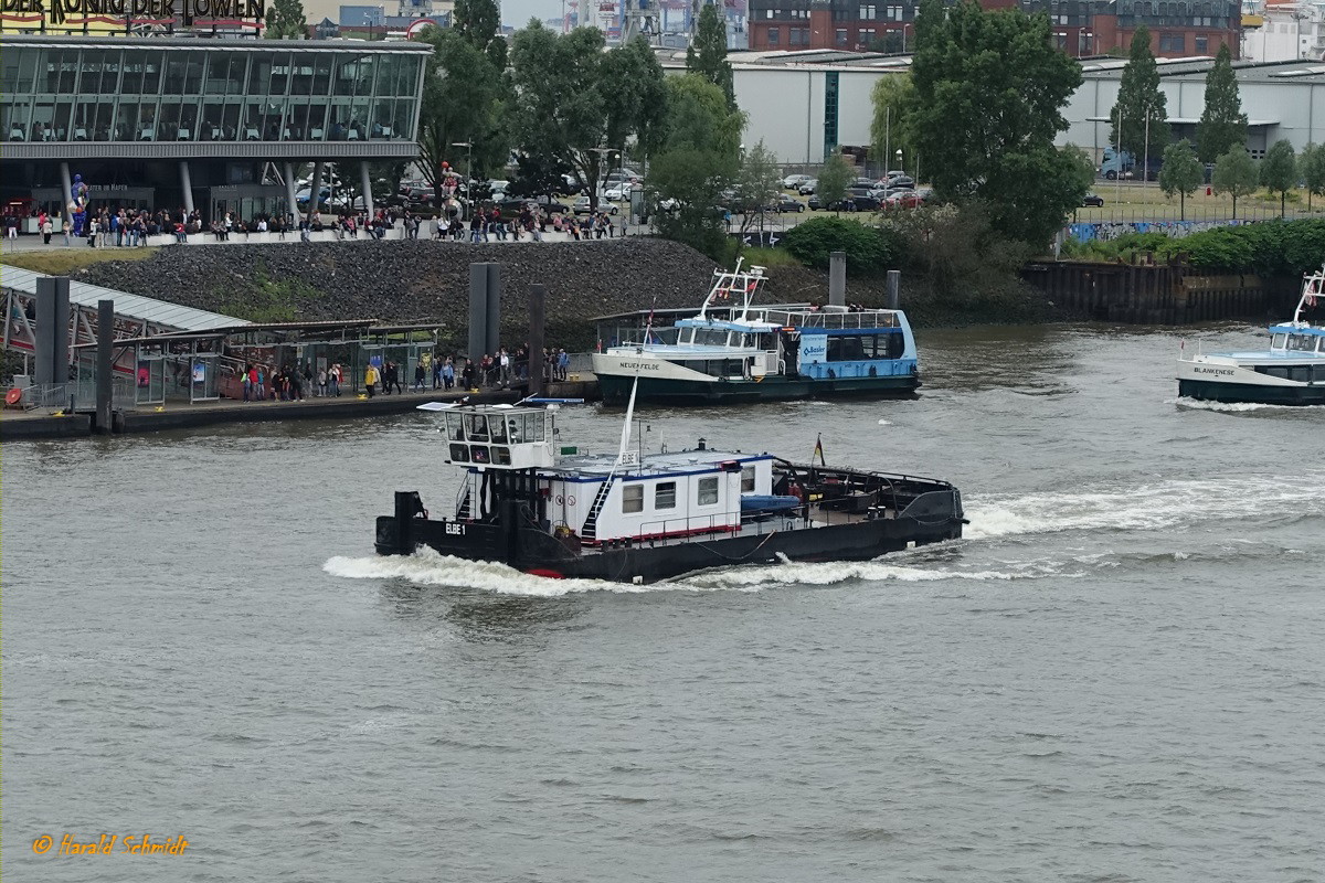 ELBE 1 (ENI 32200687) am 14.7.2019, Hamburg, Elbe Höhe Steinwerder /
Ex Name: TR 24 / 
Schubschiff / Lüa 27,01 m, B 8,71 m, Tg 1,2 m / 1 Diesel, 660 kW (897 PS) / gebaut 1989 in Melnik, Tschechien / Eigner: Walter Lauk, Hamburg / Flagge Deutschland, Heimathafen: Hamburg /
