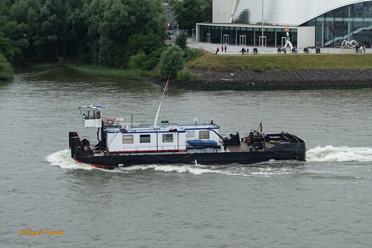 ELBE 1 (ENI 32200687) am 14.7.2019, Hamburg, Elbe Höhe Steinwerder /
Ex Name: TR 24 / 
Schubschiff / Lüa 27,01 m, B 8,71 m, Tg 1,2 m / 1 Diesel, 660 kW (897 PS) / gebaut 1989 in Melnik, Tschechien / Eigner: Walter Lauk, Hamburg / Flagge Deutschland, Heimathafen: Hamburg /
