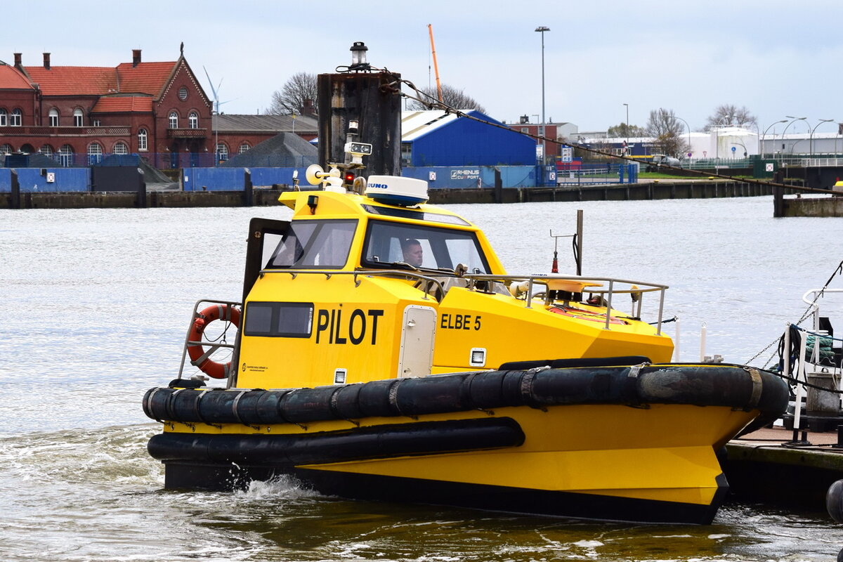ELBE 5 , Lotsenboot , MMSI 211290120 , 9 x 4m , im Hafen von Cuxhaven , 08.11.2021
