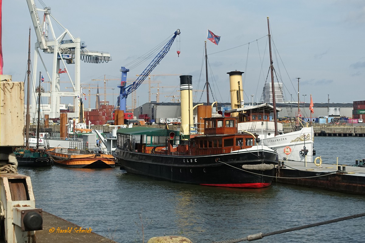 ELBE am 13.9.2020, Hamburg, Liegeplatz Hansahafen, zusammen mit dem Dampfbereisungsschiff SCHAARHÖRN /

Dampfeisbrecher / Lüa 30,3 m, B 7,45 m, Tg 1,6 m / 2-Zyl. Expansions-Dampfmaschine, 280 PS / 1911 bei Gebr. Wiemann, Brandenburg a.d. Havel / bis 1972 in Dienst / seit 2006 als Fahrgastschiff für bis zu 150 Personen wieder unter Dampf, in Privatbesitz /
