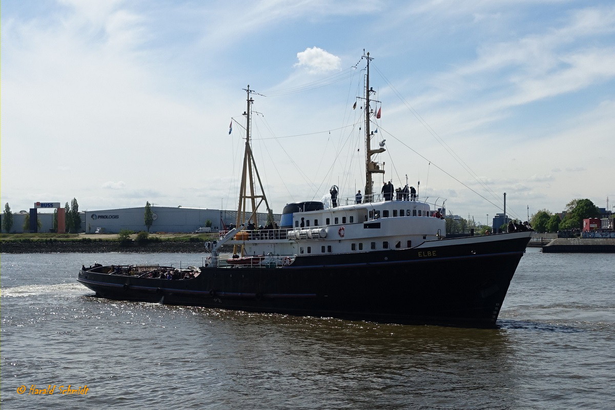 ELBE (IMO 5100427) am 11.5.2019: 830. Hafengeburtstag Hamburg, Elbe vor den Landungsbrücken /
Ex-Namen: GREENPEACE (1985-2002) > GONDWANA (1985) > MARYLAND (1976-1985) > ELBE (1959-1976, Smit International) /
Hochseeschlepper / BRZ 657 / Lüa 58,09 m, B 11,23 m, Tg 4,6 m / 2 Diesel, MAN RBL666, ges. 2.324 kW (3.160 PS), 12,9 kn / gebaut 1959 bei J & K Smit's Scheepswerven NV, Kinderdijk, NL / Eigner: Stichting Maritieme Collectie Rijnmond, Rotterdam, NL /Flagge: NL, Heimathafen: Rotterdam /
