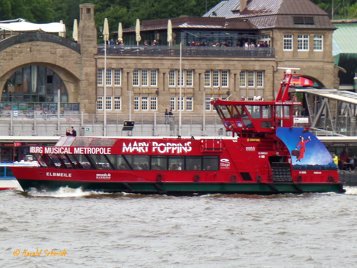 ELBMEILE (1) (ENI 04803440) am 22.6.2018 mit Werbung „Mary Poppins“: Hamburg, Elbe, Anleger Landungsbrücken /

Hafenfährschiff  HADAG-Typ 2000 / Lüa 29,94 m, B 8,15 m, Tg 1,7 m / 2 Diesel, Volvo-Penta D12-450,  ges. 662 kW, 2 Ruderpropeller, 12 kn, 1 Querstrahlruder / 250 Pass. / gebaut 2005 bei SSB, Oortkaten /
