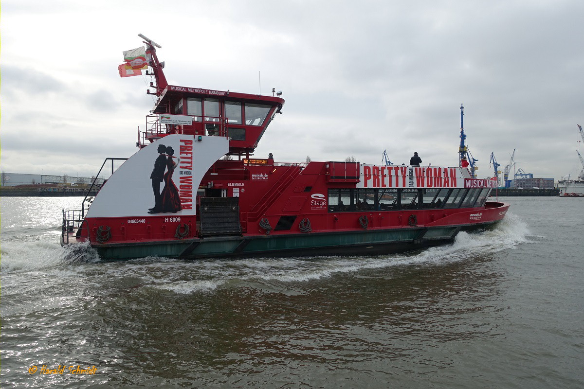 ELBMEILE (1) (ENI 04803440) am 21.8.2019 mit Werbung „Pretty Woman“: Hamburg, Elbe, vor den Landungsbrücken /

Hafenfährschiff  HADAG-Typ 2000 / Lüa 29,94 m, B 8,15 m, Tg 1,7 m / 2 Diesel, Volvo-Penta D12-450,  ges. 662 kW, 2 Ruderpropeller, 12 kn, 1 Querstrahlruder / 250 Pass. / gebaut 2005 bei SSB, Oortkaten /
