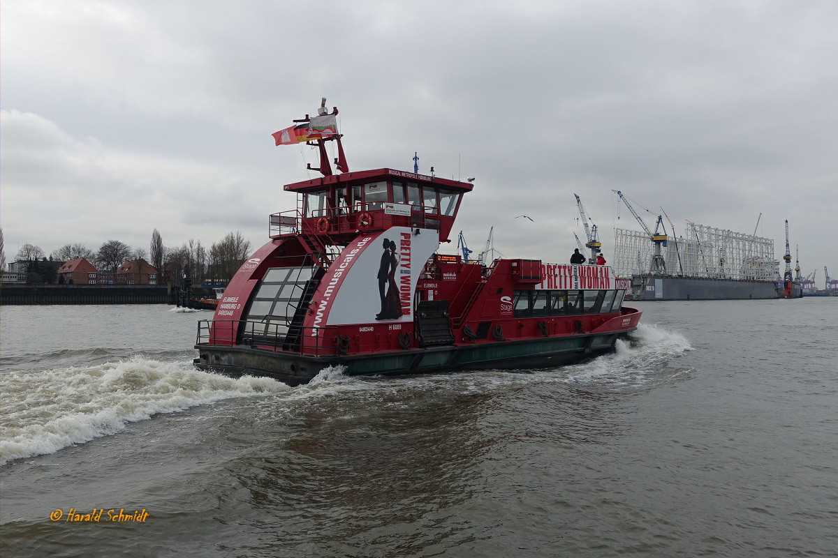 ELBMEILE (1) (ENI 04803440) am 21.8.2019 mit Werbung „Pretty Woman“: Hamburg, Elbe, vor den Landungsbrücken /

Hafenfährschiff  HADAG-Typ 2000 / Lüa 29,94 m, B 8,15 m, Tg 1,7 m / 2 Diesel, Volvo-Penta D12-450,  ges. 662 kW, 2 Ruderpropeller, 12 kn, 1 Querstrahlruder / 250 Pass. / gebaut 2005 bei SSB, Oortkaten /
