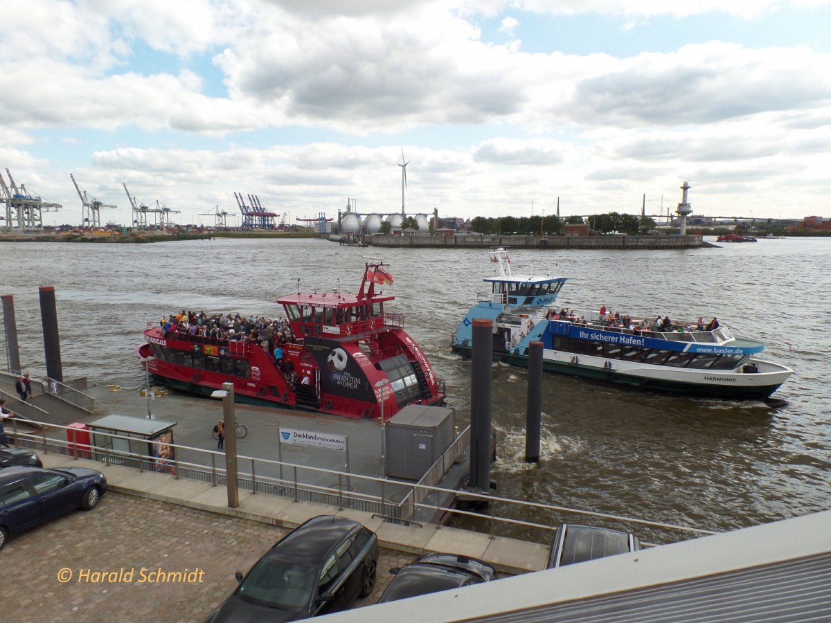 ELBMEILE (1)(ENI 04803440) UND HARMONIE (3)(ENI 04800920 am 26.8.2014, Hamburg, Elbe, am Anleger Dockland /

ELBMEILE (1)(ENI 04803440 /
Hafenfährschiff  HADAG-Typ 2000 / Lüa 29,94 m, B 8,15 m, Tg 1,7 m / 2 Diesel, Volvo-Penta D12-450,  ges. 662 kW, 2 Ruderpropeller, 12 kn, 1 Querstrahlruder / 250 Pass. / 2005 bei SSB, Oortkaten / 

HARMONIE (3)(ENI 04800920) /
Einmann-Fährschiff Typ 2000 / HADAG / Lüa 29,92 m, B 8,16 m, Tg 1,7 m / 2 Diesel, 2 Ruder-Propeller, 12 kn / 250 Pass. / 2001 bei SSB, Oortkaten, Hamburg /
