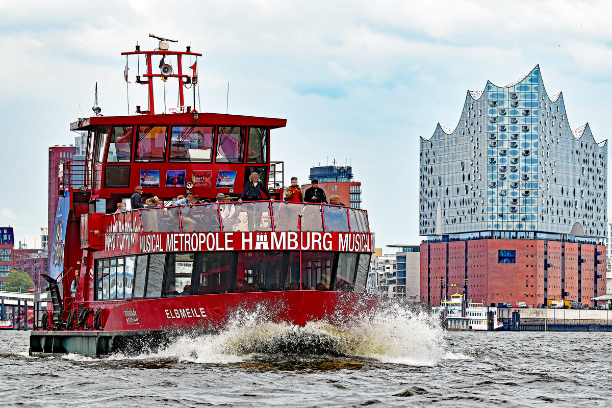 ELBMEILE (ENI 04803440) am 27.5.2019 mit Werbung „Mary Poppins“ im Hafen von Hamburg