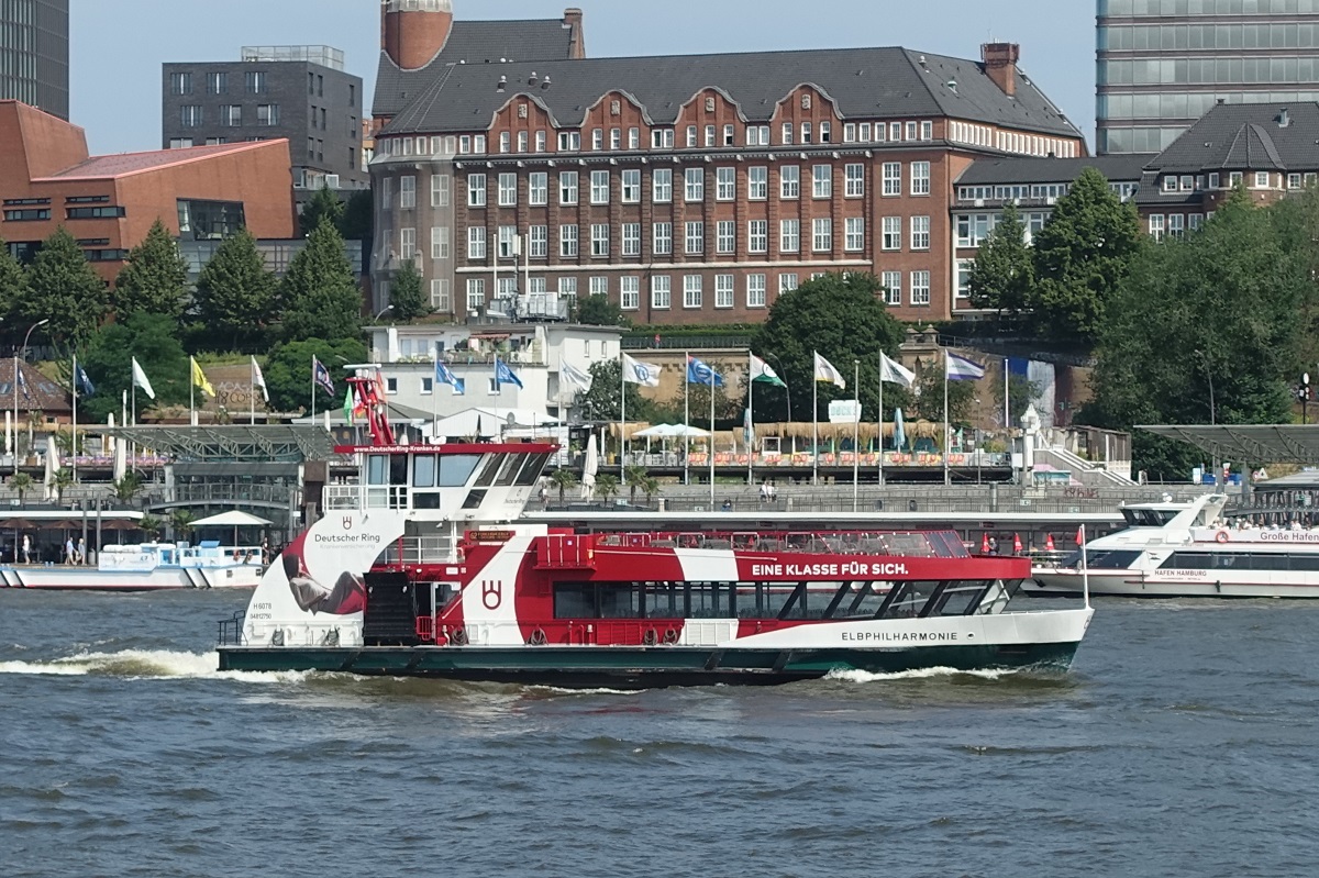 ELBPHILHARMONIE  (ENI 04812750) am 16.7.2021; Hamburg, Elbe Höhe Landungsbrücken /

Fährschiff Typ 2020, Pella-Sietas Typ 190  / Lüa 29,5 m, B 8,4 m, Tg 1,75 m /  2 Diesel,  Scania Di13 070 M, 279 kW (380 PS),  4 E-Fahrmotore auf 2 Wellen, Festpropeller, 12 kn / Fahrgäste: 400 / Eigner: HADAG, Flagge D, Heimathafen Hamburg  / gebaut 2017 bei Pella-Sietas, HH-Neuenfelde / 
