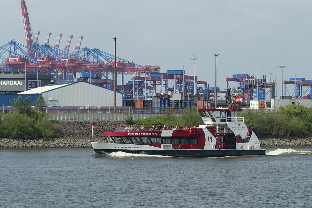 ELBPHILHARMONIE  (ENI 04812750) am 16.7.2021; Hamburg, im Köhlbrand  /

Fährschiff Typ 2020, Pella-Sietas Typ 190  / Lüa 29,5 m, B 8,4 m, Tg 1,75 m /  2 Diesel,  Scania Di13 070 M, 279 kW (380 PS),  4 E-Fahrmotore auf 2 Wellen, Festpropeller, 12 kn / Fahrgäste: 400 / Eigner: HADAG, Flagge D, Heimathafen Hamburg  / gebaut 2017 bei Pella-Sietas, HH-Neuenfelde / 
