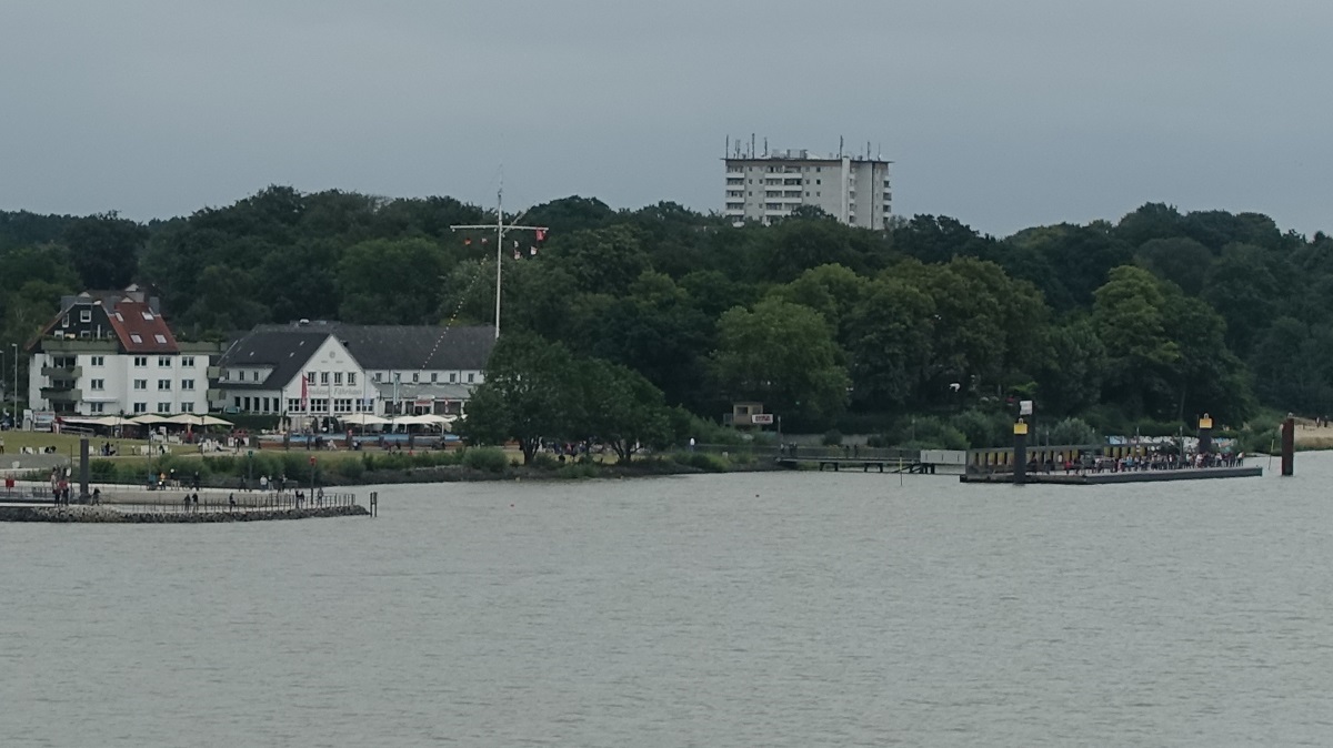 Elbufer in Wedel: Schiffsbegrüßungsanlage Willkomm-Höft / Schulauer Fährhaus am 14.7.2019 von Bord der CAP SAN DIEGO /
Inbetriebnahme 1952 / ein- bzw. auslaufende Schiffe werden durch Flaggensignal gegrüßt / tagsüber wird bei Schiffen über 1000 BRZ die Nationalhymne des Heimatlandes gespielt /
