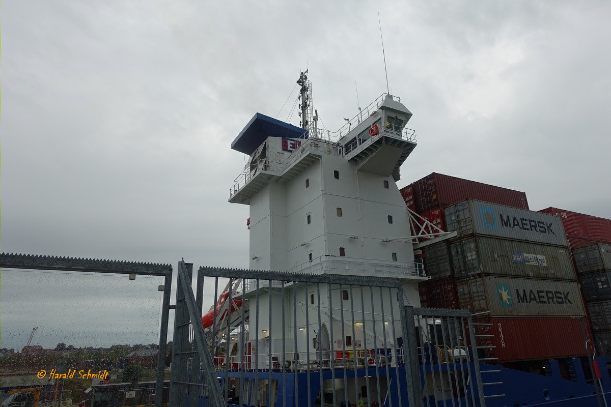 ELBWATER  (IMO 9504073) am 8.9.2022, Detail: Brückenhaus und Schornsteinmarke, Wessels Reederei - Haren Ems, D. / Schleuse Kiel-Holtenau, in der südlichen Schleusenkammer liegend /

ex-Namen: WES JANINE (2021), WES J (2019), WES JANINE (2016) /

Containerschiff/Feeder / BRZ 10.585 / Lüa 151,72 m, B23,4 m , Tg 8 m / 1 Diesel MAN-B&W 8L48/60B, 9.000kW (12.236 PS), 18,5 kn / 1.036 TEU, davon 250 Kühlcontainer / gebaut 2012 bei Jiangdong-Werft Wuhe, China / Eigner + Manager: Wessels Reederei - Haren Ems, D. /  Flagge: Zypern, Heimathafen: Limassol  / 

