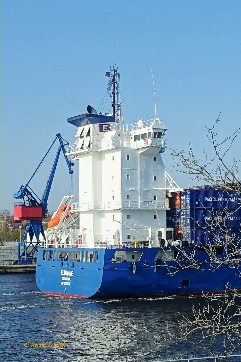 ELBWAVE (IMO 9504035) am 8.4.2023 im NOK Höhe Hafen Rendsburg, Detail: Aufbau mit Schornsteinmarke, Elbdeich-Reederei  /
Ex-Namen: WES CARINA (bis 2021), AMISIA J (2011), Taufname /
Feederschiff / BRZ 10.585 /  Lüa 151,72 m, B 23,4 m, Tg 8 m / 1 Diesel, MAN-B&W 8L48/60B, 9.000 kW (12.228 PS), 18,5 kn /  1.036 TEU davon 250 Reefer / gebaut 2011 bei Jiangdong Shipyard, Wuhu, Anhui China / Eigner: MS 'ELBWAVE' GmbH & Co. KG, Drochtersen, D / Betreiber: Elbdeich Bereederungsges. /UniFeeder Container Service, Aarhus, DK / Flagge: Zypern, Heimathafen: Limassol /
