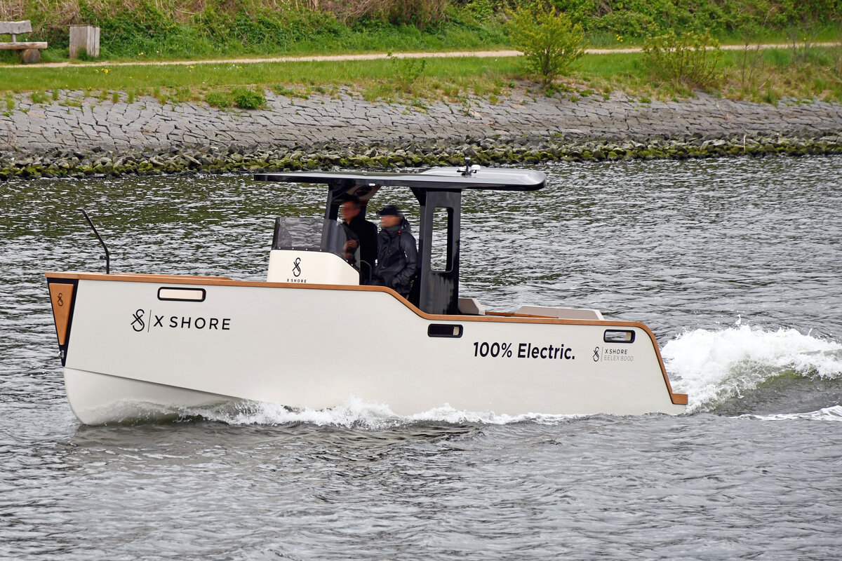 Elektroboot X SHORE am 14.05.2022 im Hafen von Lübeck-Travemünde