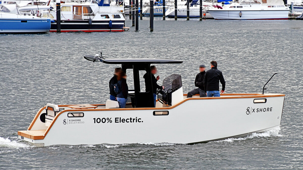 Elektroboot X SHORE am 14.05.2022 im Hafen von Lübeck-Travemünde