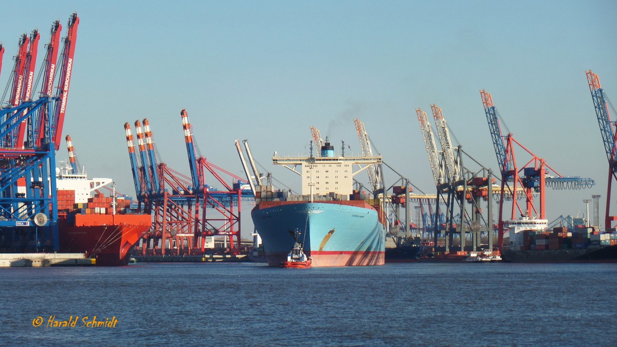 ELEONORA MAERSK (IMO 9321500) am 6.4.2015, Hamburg auslaufend, Elbe, aus dem Waltershofer Hafen kommend /
Containerschiff / BRZ 170.794 / Lüa 397,71 m, B 56,4 m, Tg 16,5 m  / 1 DieselWärtsilä/Sulzer 80.080 kW, 108.878 PS, 27 kn / ges. 14.770 TEU,  1.000 Reefer /  gebaut 2007 bei Odense Staalkibsvaerft / Eigner: A.P.Möller- Maersk A/S, Flagge: Dänemark /
