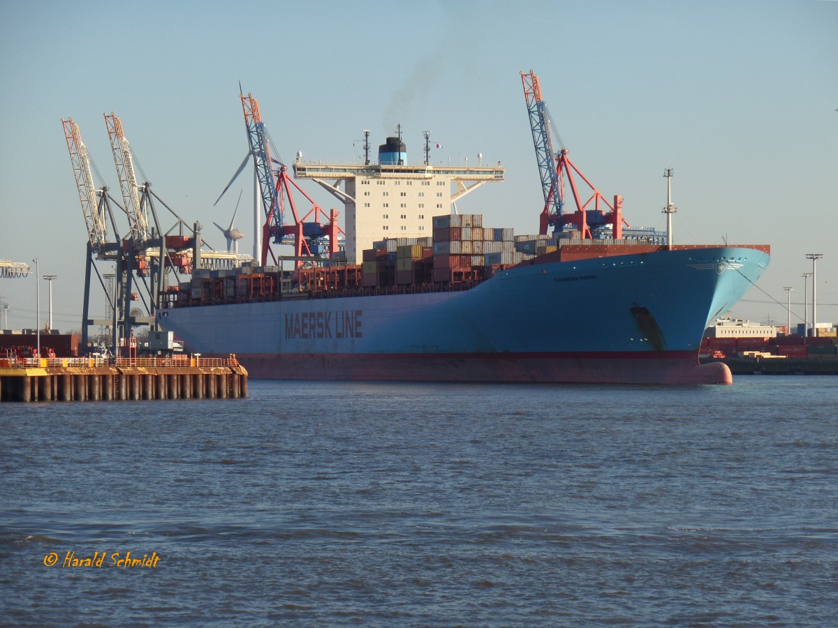 ELEONORA MAERSK (IMO 9321500) am 6.4.2015, Hamburg auslaufend, Elbe, aus dem Waltershofer Hafen kommend /
Containerschiff / BRZ 170.794 / Lüa 397,71 m, B 56,4 m, Tg 16,5 m  / 1 DieselWärtsilä/Sulzer 80.080 kW, 108.878 PS, 27 kn / ges. 14.770 TEU,  1.000 Reefer /  gebaut 2007 bei Odense Staalkibsvaerft / Eigner: A.P.Möller- Maersk A/S, Flagge: Dänemark /
