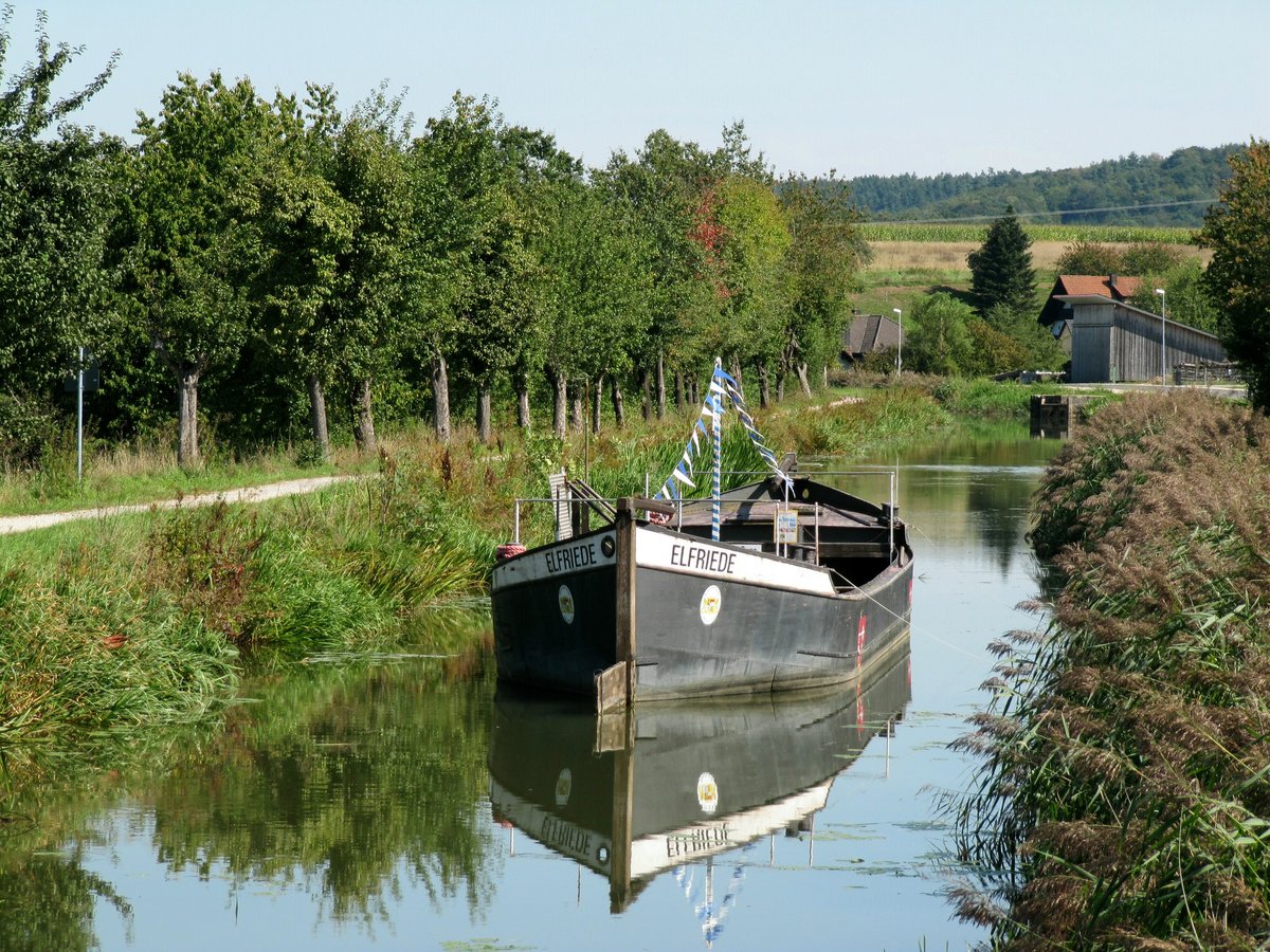 Elfriede vom Wasserwirtschaftschaftsamt Regensburg lag (11.09.2019) und liegt im LDMK (Ludwig-Donau-Main-Kanal) am km 83,9 bei Schwarzenbach. Dieser 172,4 km lange Treidelkanal hatte 100 Schleusen um die Europäische Hauptwasserscheide zu überwinden. Hier kann man interessante Radl-Touren unternehmen !