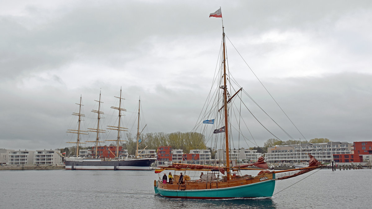 ELLEN am 31.10.2020 im Hafen von Lübeck-Travemünde. Im Hintergrund ist die Viermastbark PASSAT zu sehen.