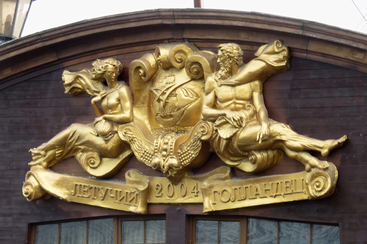 Emblem auf dem Heck des Restaurant-Schiffs  Flying Dutchman  (летучий голландец) in St. Petersburg, 12.8.17