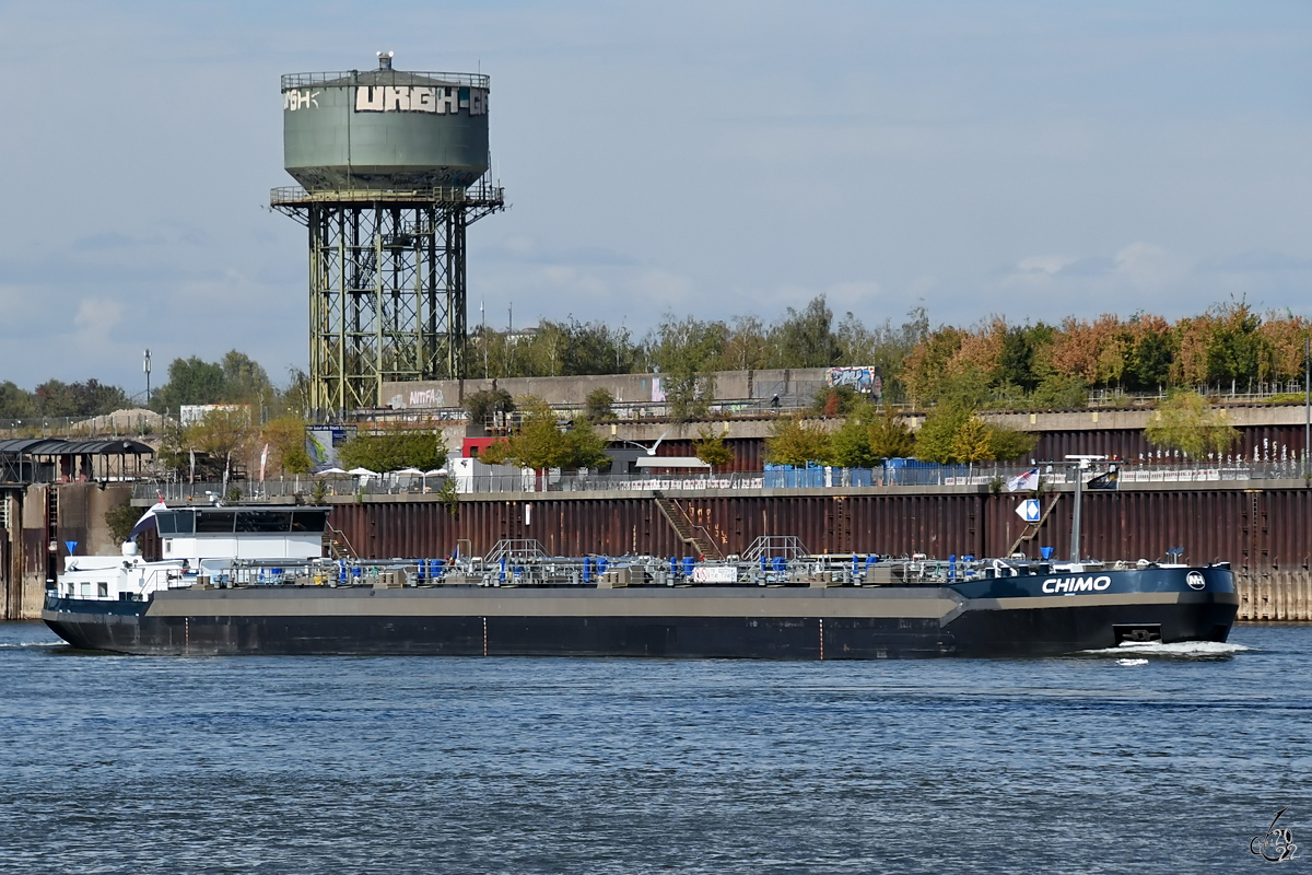 Ende August 2022 war auf dem Rhein bei Duisburg das Tankmotorschiff CHIMO (ENI: 02337215) unterwegs.
